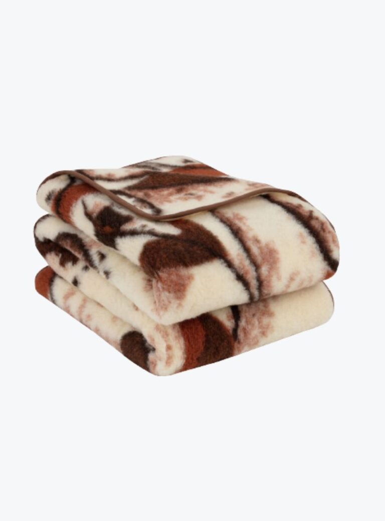 koc w odcieniach brązu i beżu ułożony na neutralnym tle