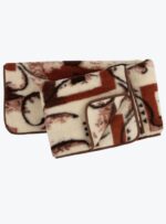 koc w kolorze beżowo-brązowym z wzorem na neutralnym tle