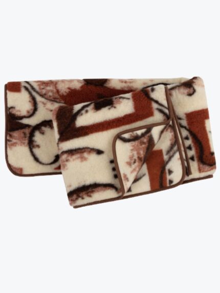 koc w kolorze beżowo-brązowym z wzorem na neutralnym tle