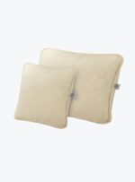 Poduszki ecru z wełny na neutralnym tle