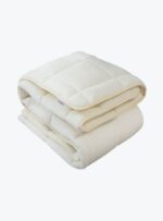 biała kołdra z pikowaniem na neutralnym tle