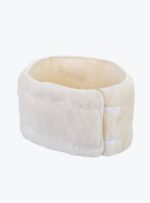 Pas lędźwiowy ecru wełniany na neutralnym tle