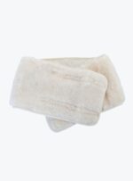 Pas lędźwiowy ecru wełniany na neutralnym tle