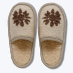 wsuwane beżowe kapcie z brązowym wzorem na górze na jasnym tle