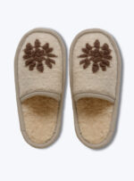 wsuwane beżowe kapcie z brązowym wzorem na górze na jasnym tle