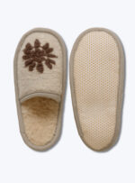 beżowe kapcie z brązowym wzorem gwiazdki na przodzie na neutralnym tle