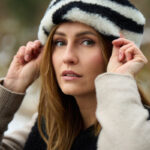 Opaska w zebrę z wełny na głowie kobiety w otoczeniu natury