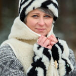 Kobieta w kamizelce z wełny i opasce wełnianej w zimowym otoczeniu