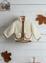 Kinderjacke in Ecru mit Taschen und Kapuze