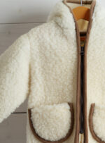 Kinderjacke in Ecru mit Taschen und Kapuze – Bild 2