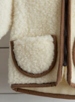 Kinderjacke in Ecru mit Taschen und Kapuze – Bild 3