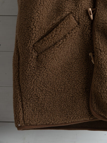 brązowa kamizelka z wełny z kieszenią na neutralnym tle