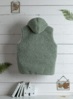 Szałwiowa kamizelka damska od tyłu na tle jasnych desek.