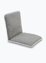 szare siedzisko wełniane na neutralnym tle