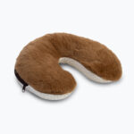 brązowa poduszka w kształcie rogala z miękkiego wełnianego materiału na neutralnym tle