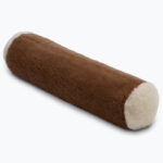 brązowa poduszka w kształcie walca z białymi końcami na neutralnym tle