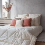 Kołdra z wełny merynos całoroczna w naturalnym kolorze na łóżku, pikowany wzór owcy