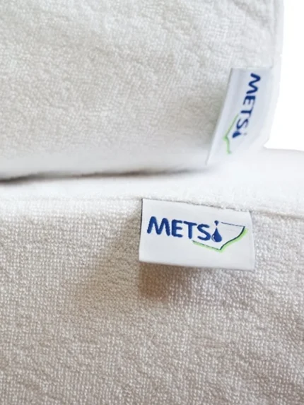 Białe prześcieradło z metką na neutralnym tle