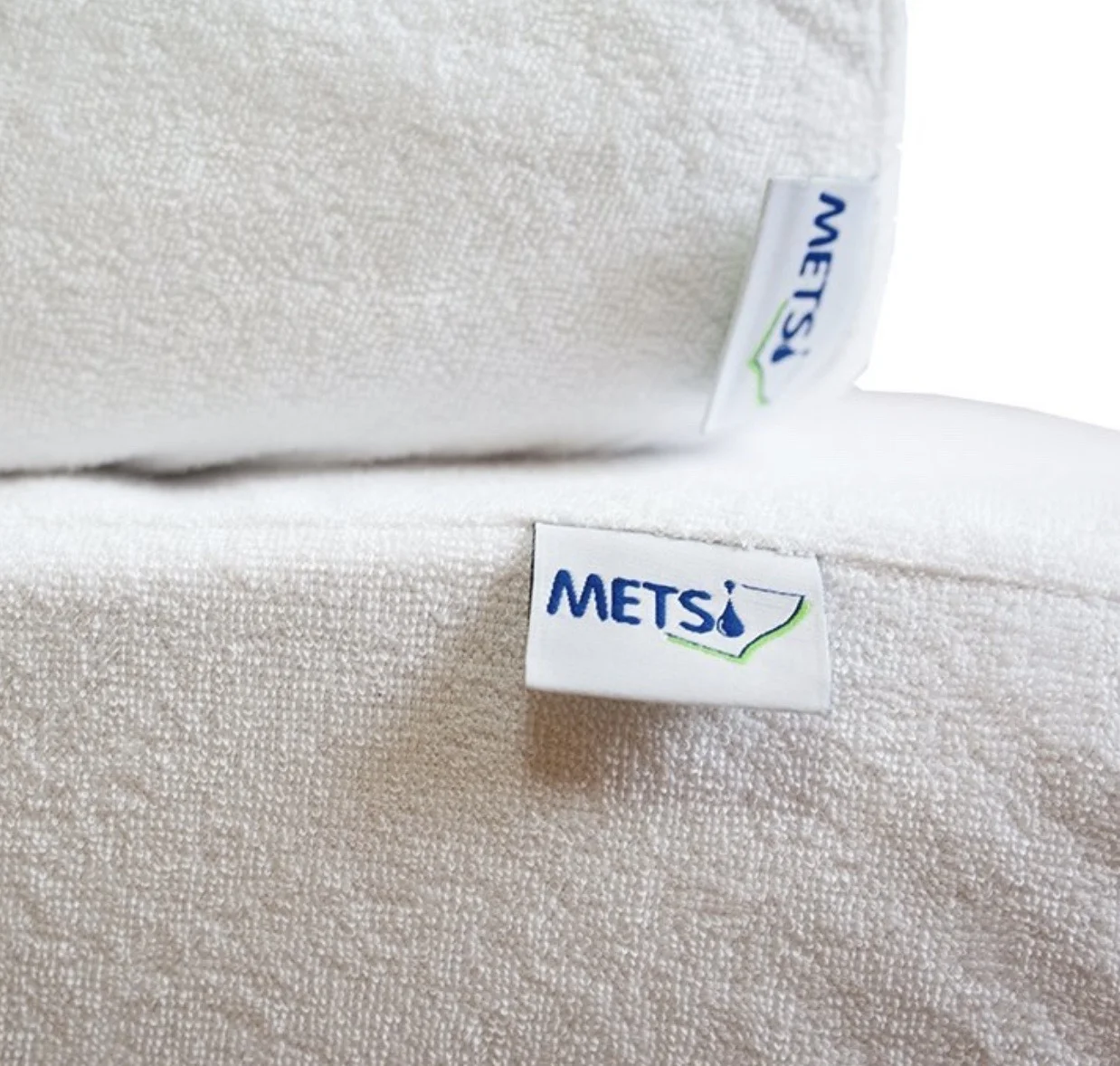 Białe prześcieradło z metką na neutralnym tle