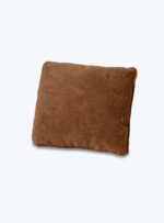 brązowa poduszka wełniana na neutralnym tle