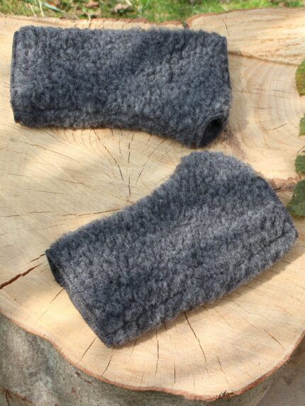 grafitowe mitenki z wełny na drewnianym pniu