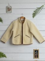 wełniana kurtka w kolorze beżowym z jasnobrązowym zamkiem i lamówką