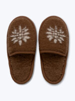 brązowe kapcie z wełny z białym wzorem na wierzchu na neutralnym tle