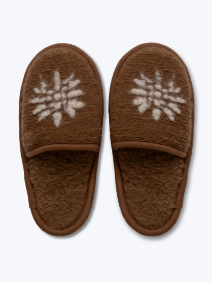 brązowe kapcie z wełny z białym wzorem na wierzchu na neutralnym tle