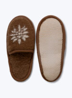 brązowe kapcie z wełny z białym wzorem gwiazdki na neutralnym tle