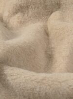 Zbliżenia na beżowy koc wełniany