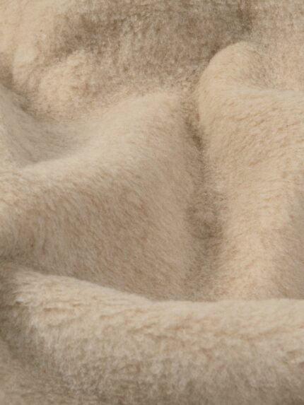 Zbliżenia na beżowy koc wełniany