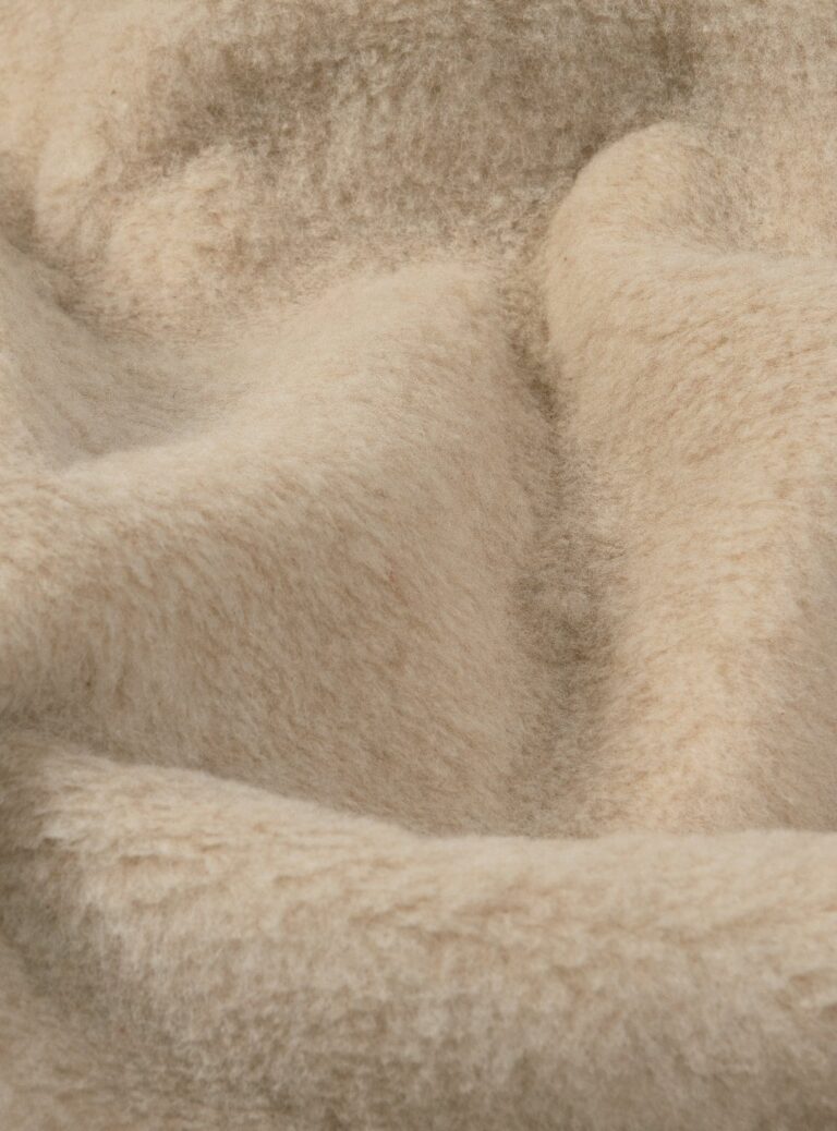 Zbliżenia na beżowy koc wełniany