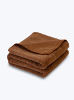 brązowy koc z wełny alpaki na neutralnym tle