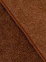 Brązowy materiał koca wełnianego z wyraźną teksturą