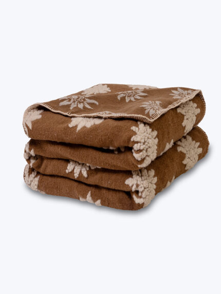Złożony brązowy koc z białym wzorem w gwiazdki