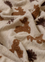 beżowy koc z brązowym wzorem w jelonki