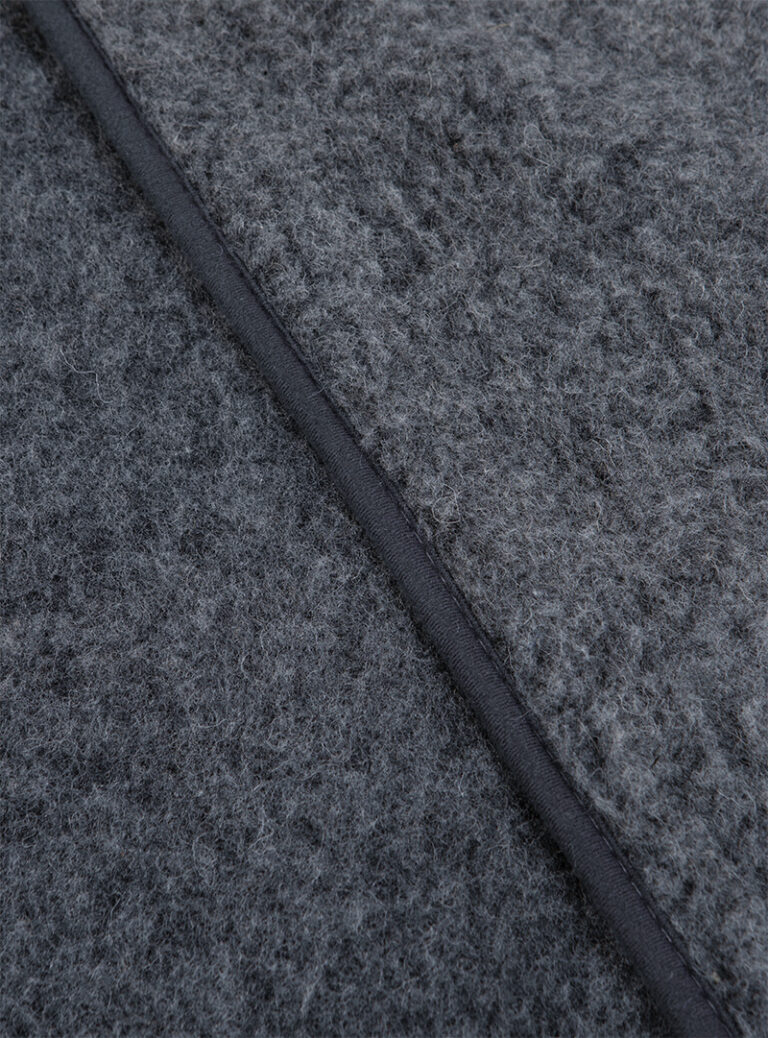 Grafitowy materiał wełniany z wyraźną strukturą