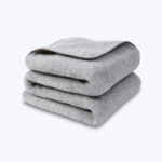 Szary złożony koc wełniany