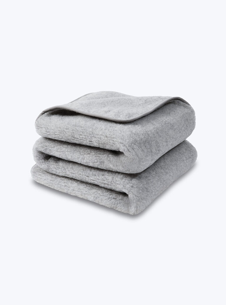 Szary złożony koc wełniany