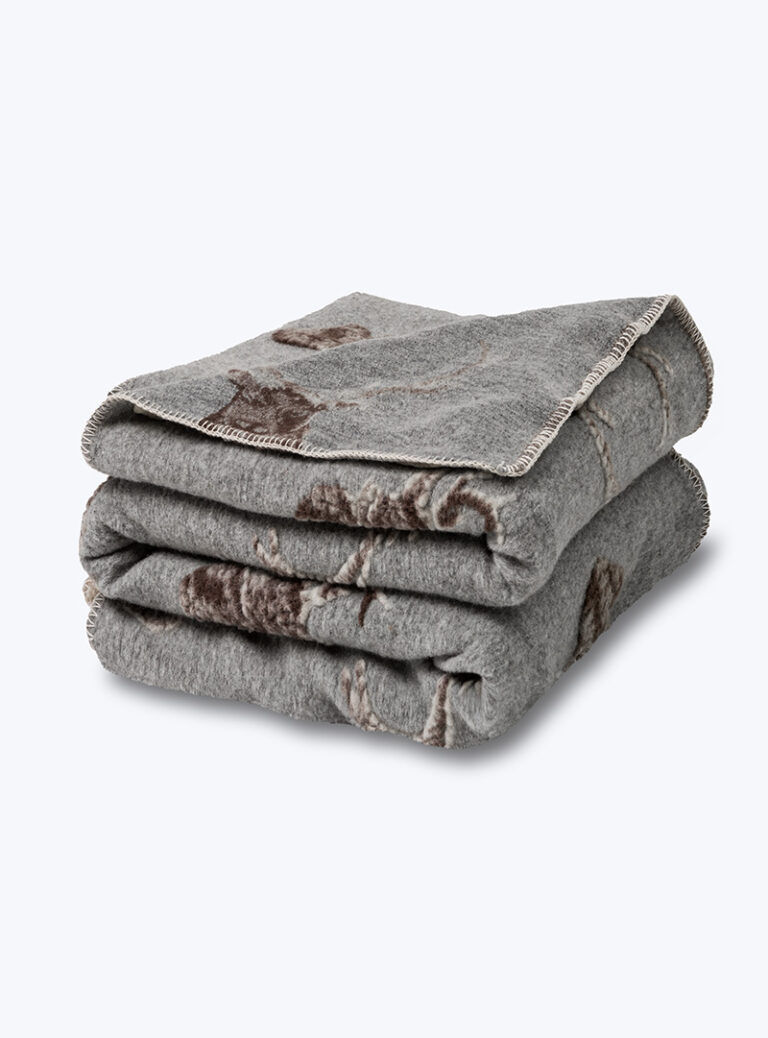 szary koc z wełny z wzorem na neutralnym tle