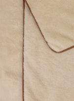 beżowa kołdra z brązowym wykończeniem