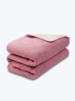 różowa kołdra z jasnym wykończeniem na neutralnym tle