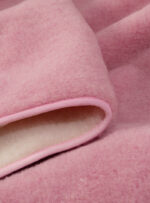 różowa kołdra z wełny z jasnym wykończeniem