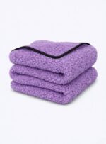 liliowy koc z czarnym wykończeniem na neutralnym tle