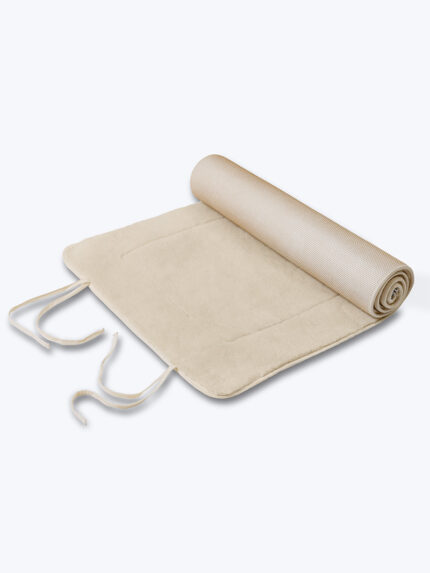 beżowa mata do jogi z wełny alpaki z antypoślizgową powierzchnią na neutralnym tle