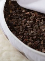 Rozkrój poduszki do medytacji z wełny w śrdku ciemnobrązowe łuski gryki .