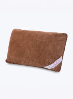 brązowa poduszka na neutralnym tle