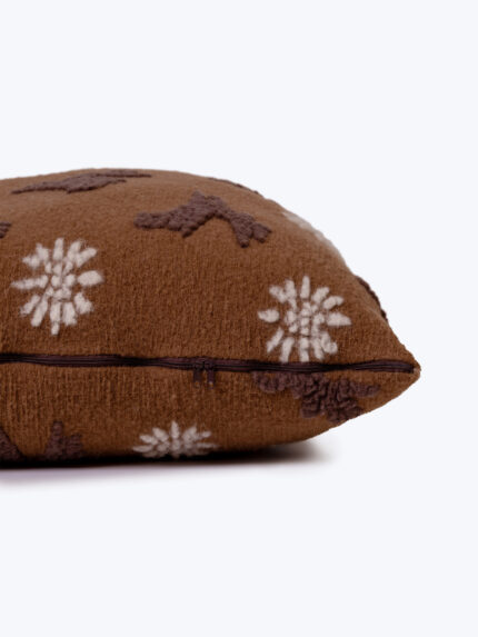 brązowa poduszka z wzorem w postaci gwiazdek na neutralnym tle
