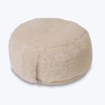 poduszka ecru okrągła do jogo z wełny na neutralnym tle
