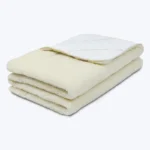 Jasny ochraniacz na materac z wełny